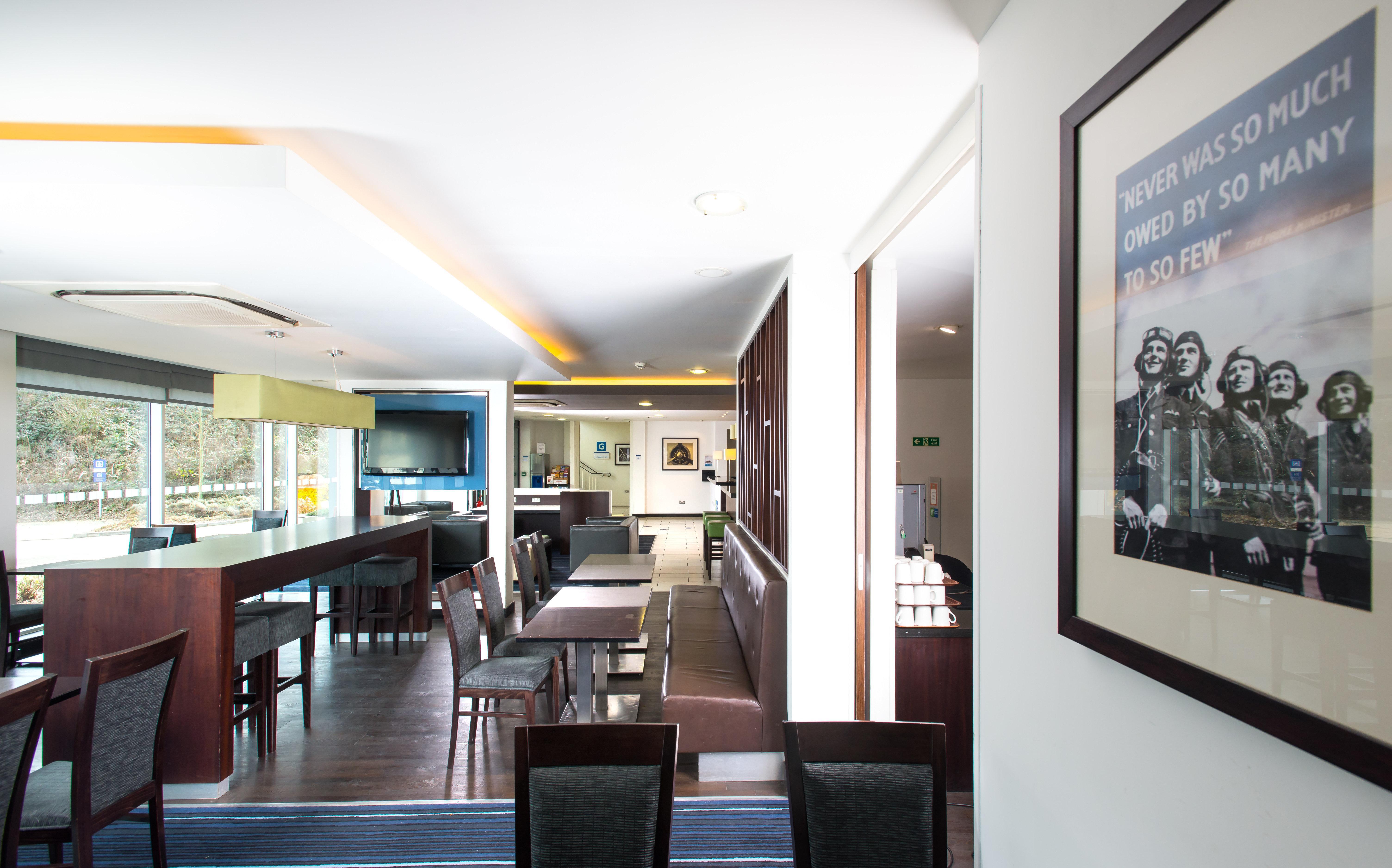 Holiday Inn Express Cambridge Duxford M11 Jct 10 By Ihg Bagian luar foto