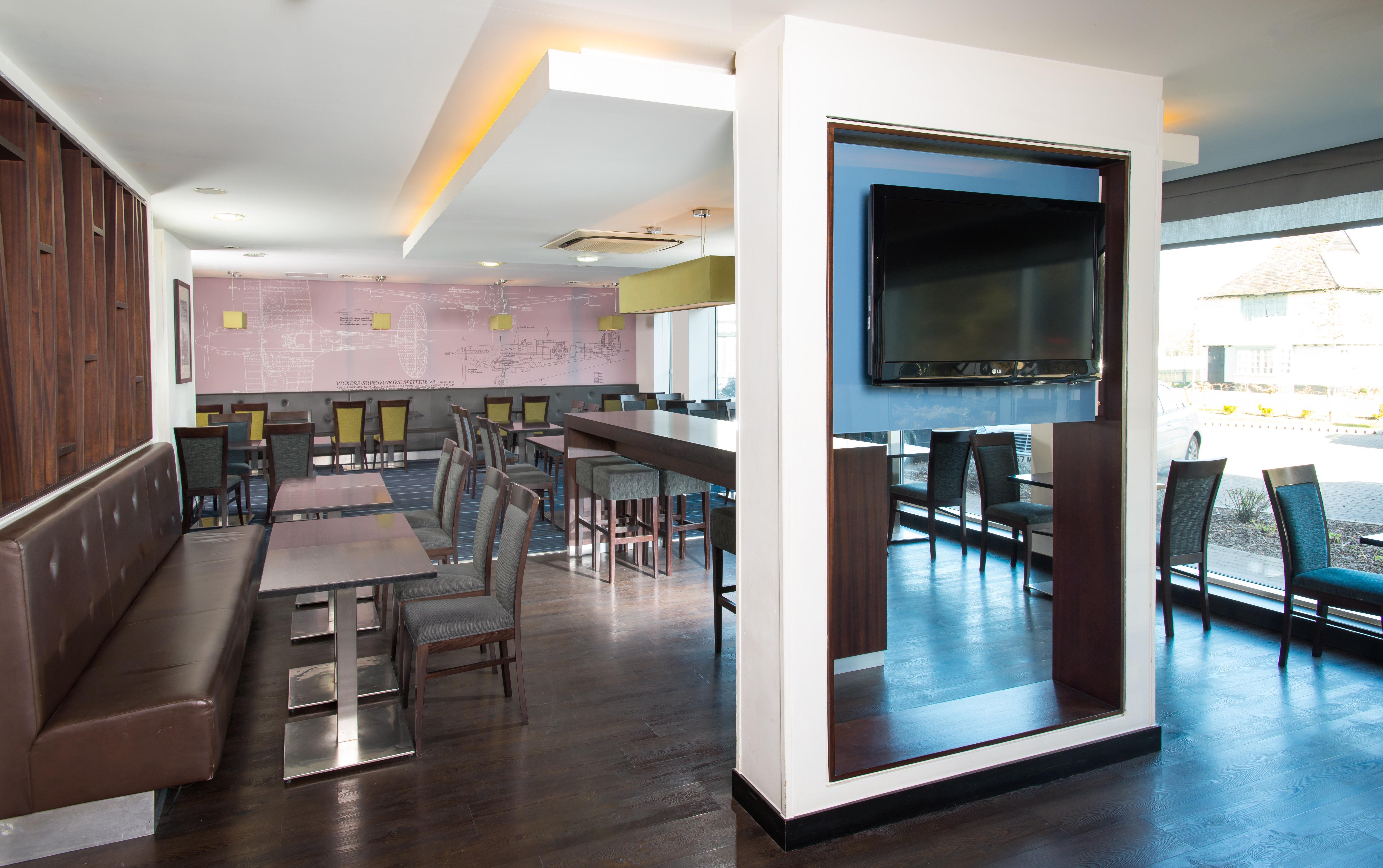 Holiday Inn Express Cambridge Duxford M11 Jct 10 By Ihg Bagian luar foto
