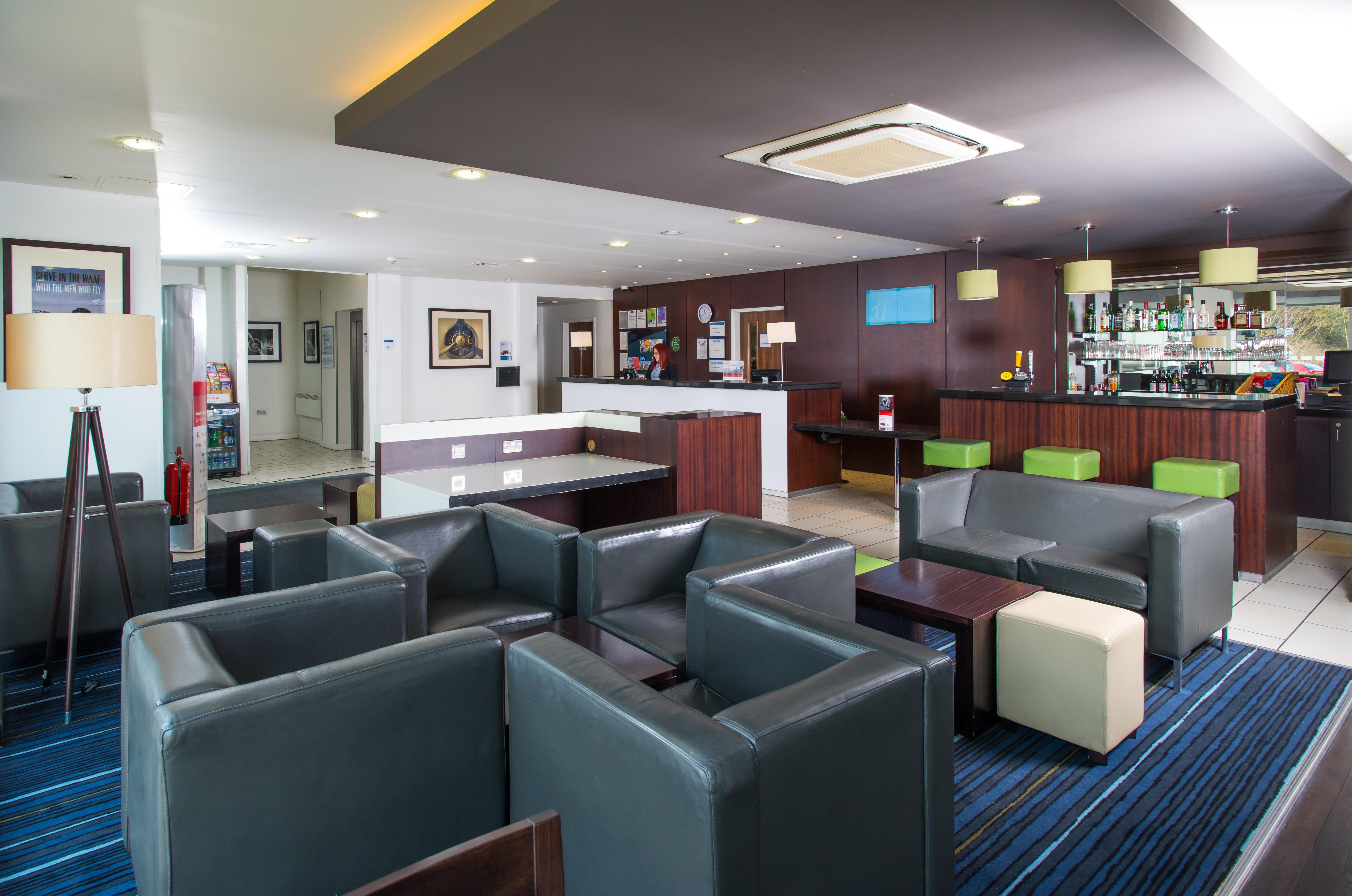 Holiday Inn Express Cambridge Duxford M11 Jct 10 By Ihg Bagian luar foto