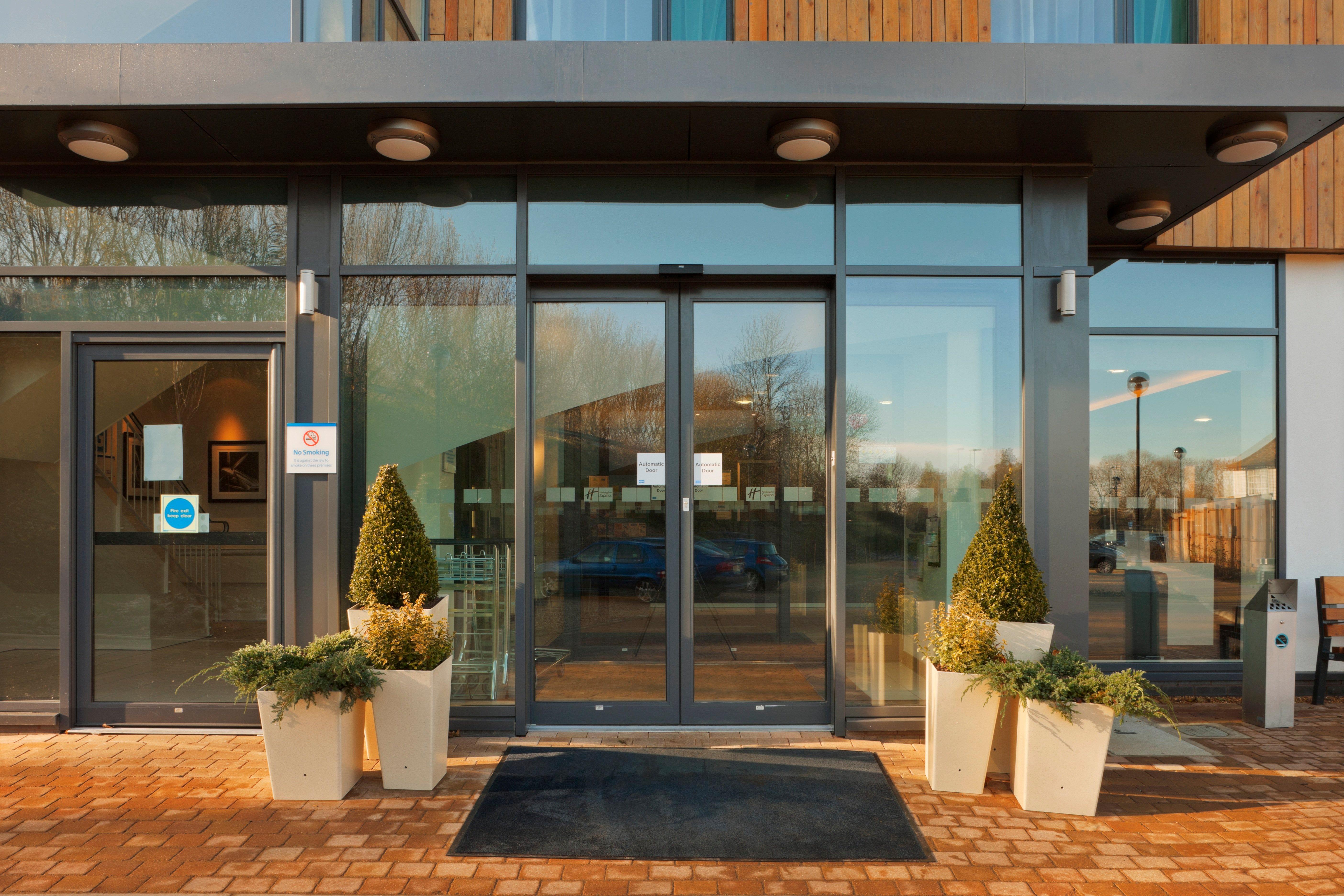 Holiday Inn Express Cambridge Duxford M11 Jct 10 By Ihg Bagian luar foto
