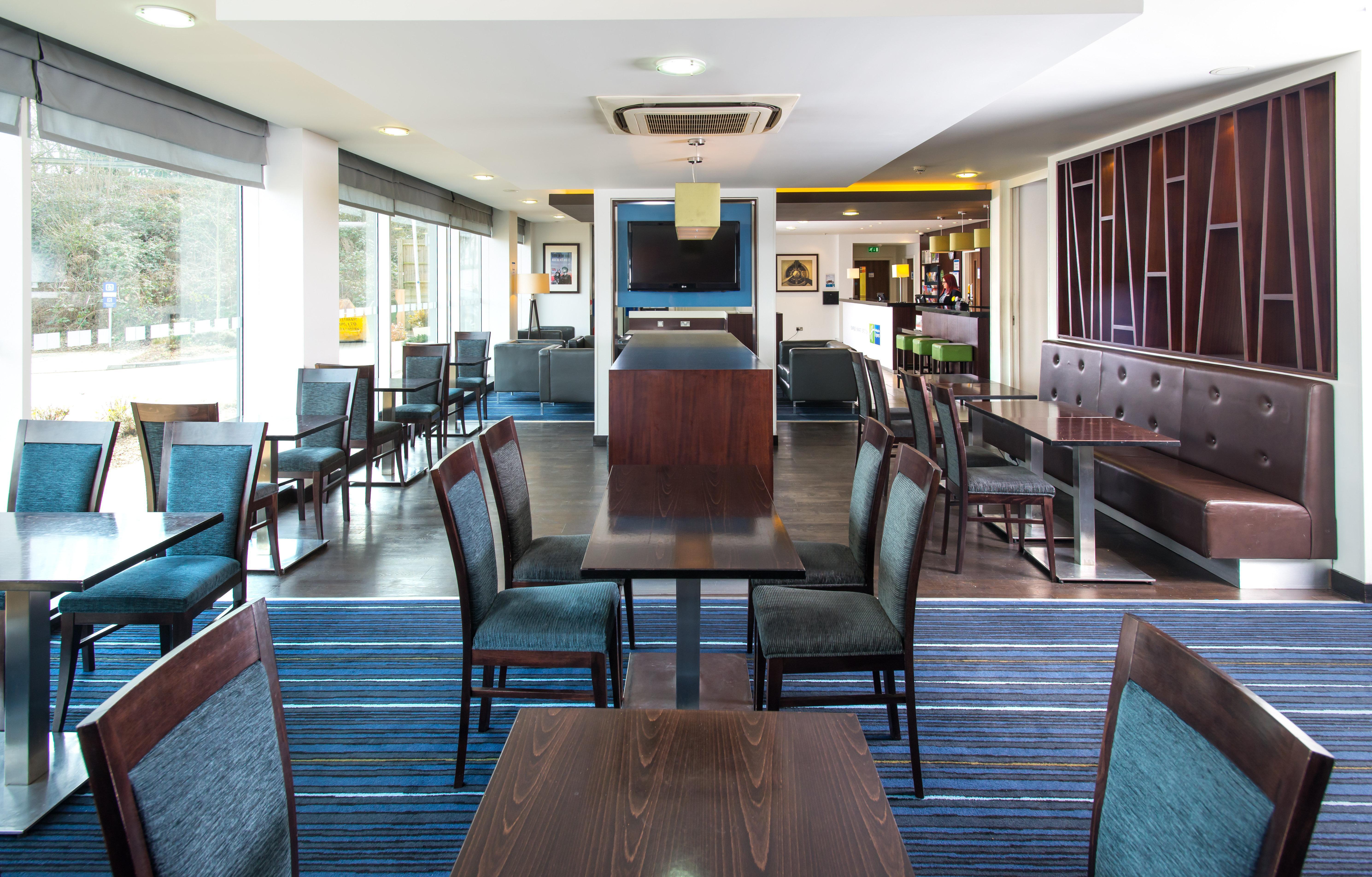 Holiday Inn Express Cambridge Duxford M11 Jct 10 By Ihg Bagian luar foto