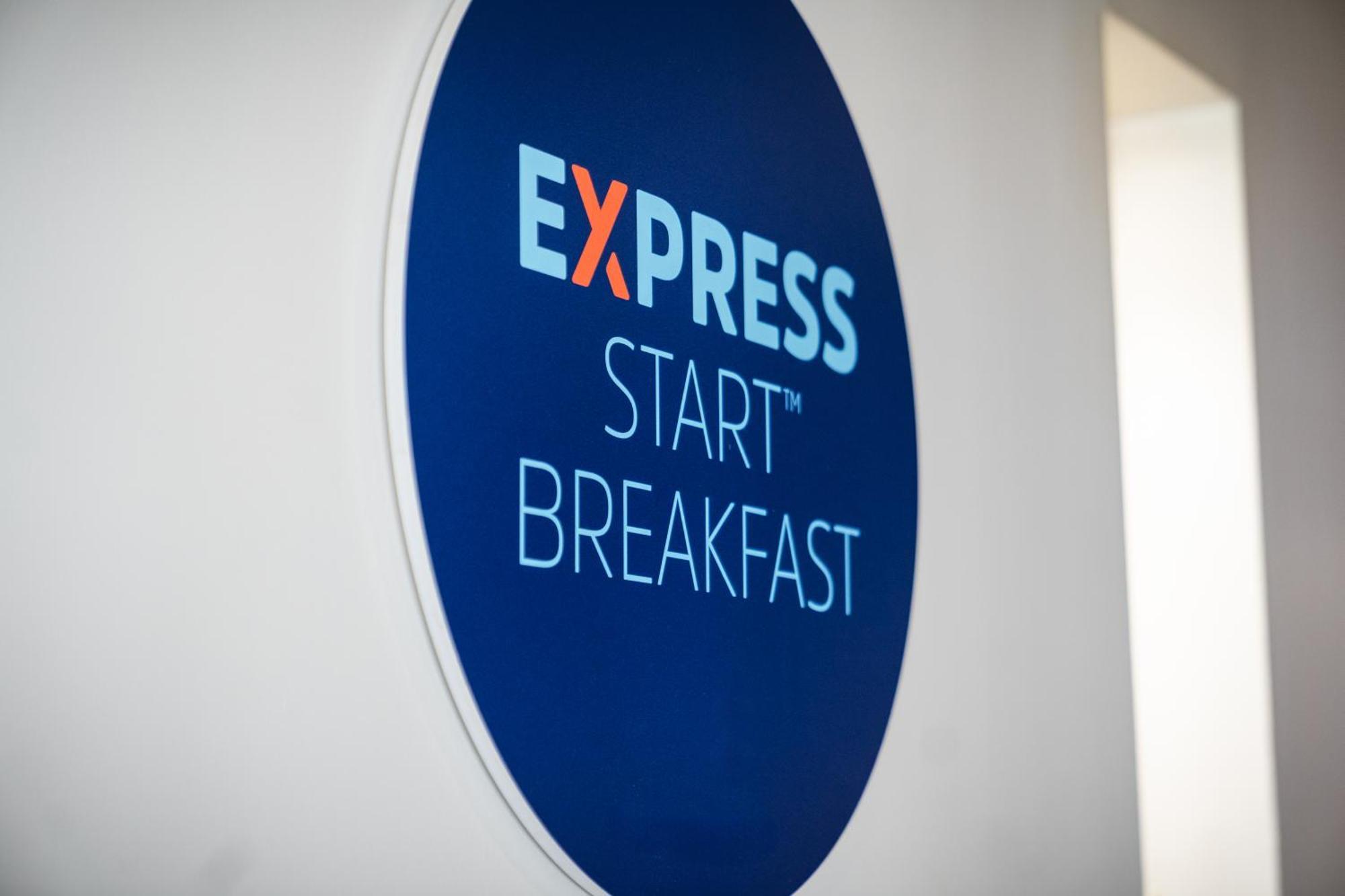 Holiday Inn Express Cambridge Duxford M11 Jct 10 By Ihg Bagian luar foto