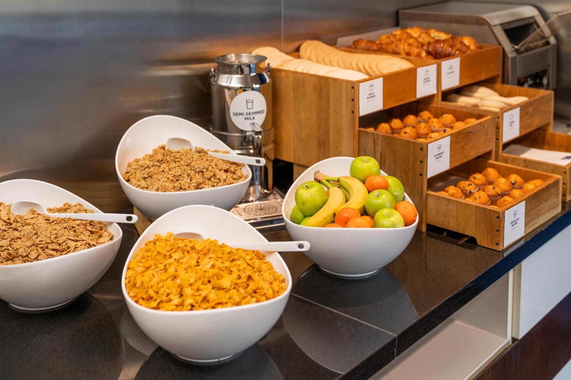 Holiday Inn Express Cambridge Duxford M11 Jct 10 By Ihg Bagian luar foto