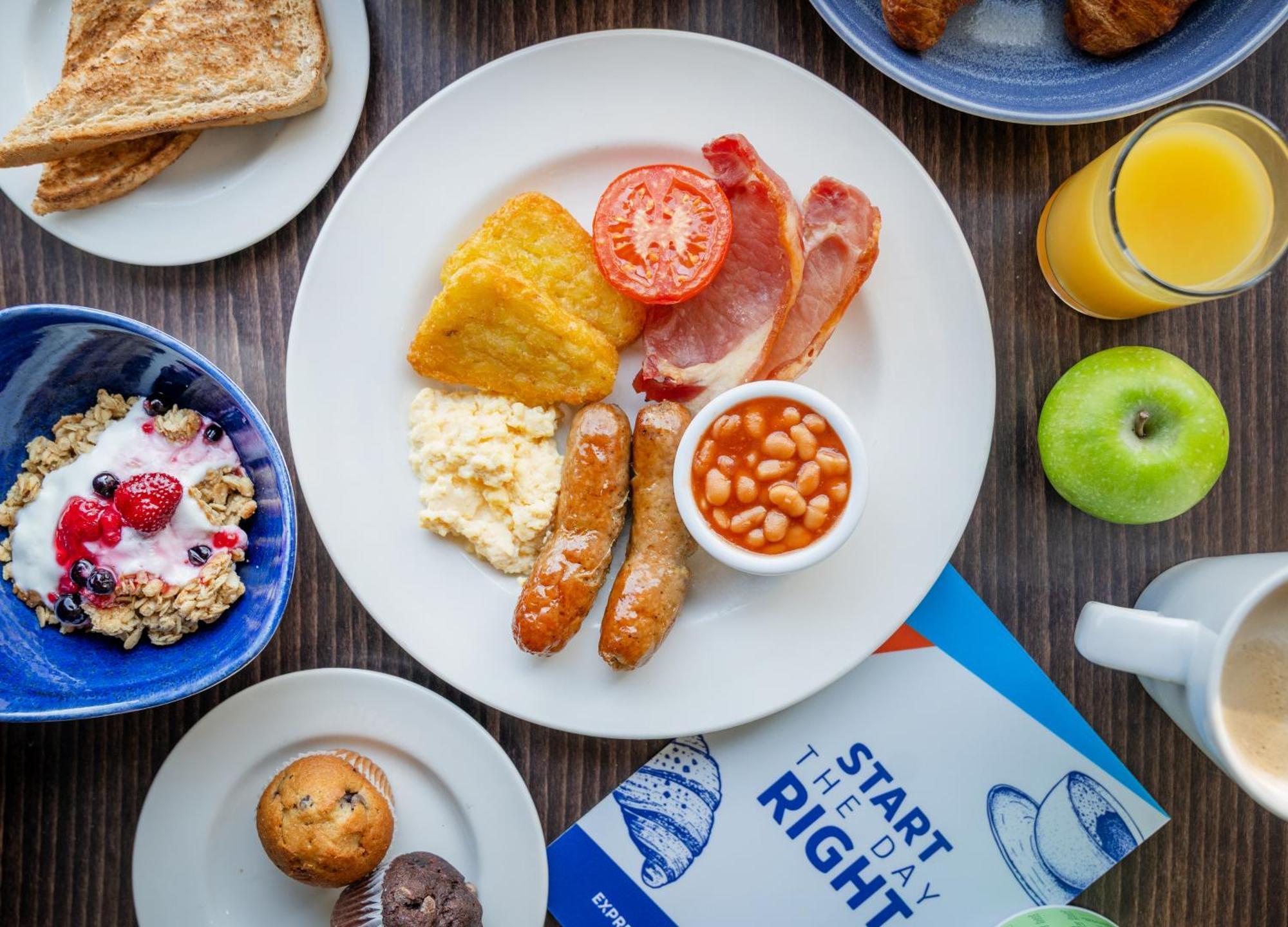 Holiday Inn Express Cambridge Duxford M11 Jct 10 By Ihg Bagian luar foto