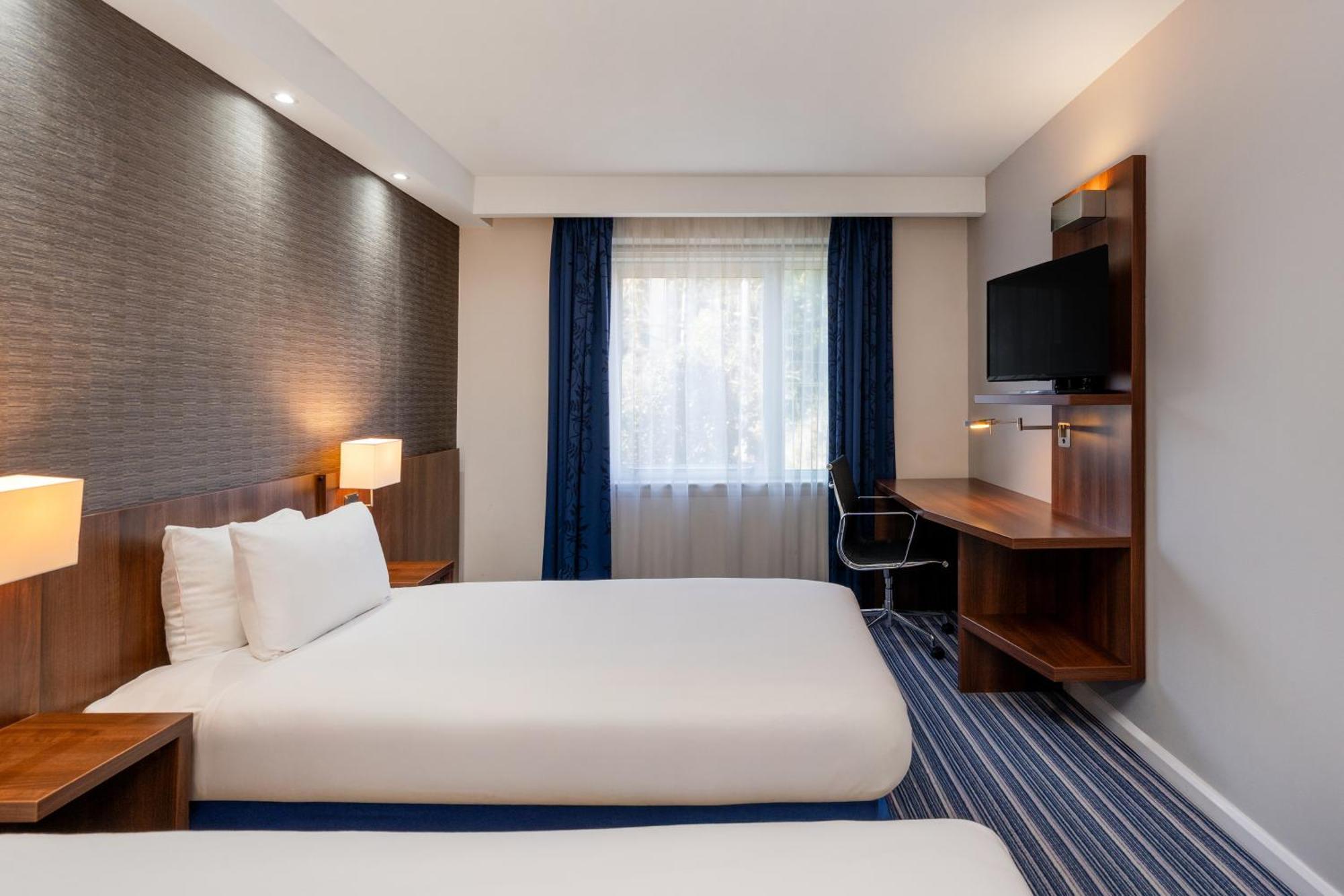 Holiday Inn Express Cambridge Duxford M11 Jct 10 By Ihg Bagian luar foto