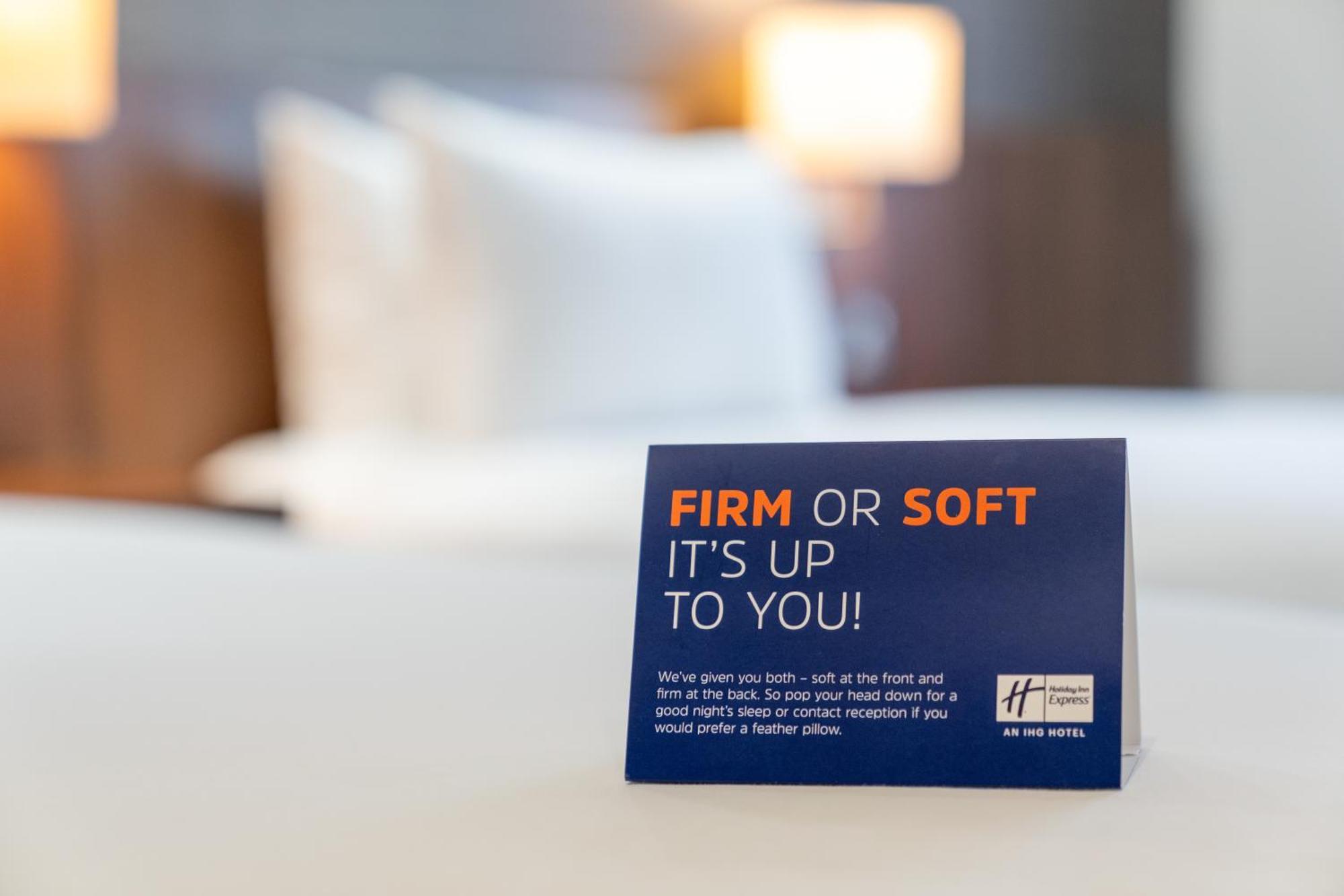 Holiday Inn Express Cambridge Duxford M11 Jct 10 By Ihg Bagian luar foto
