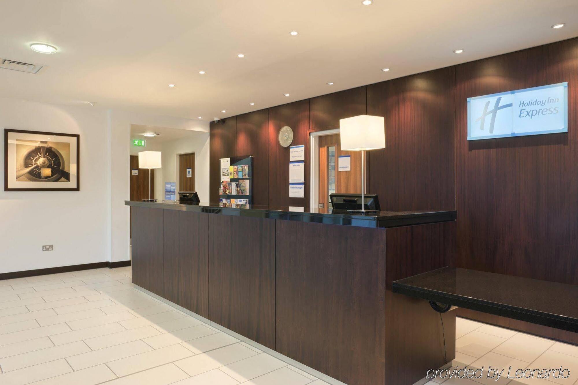 Holiday Inn Express Cambridge Duxford M11 Jct 10 By Ihg Bagian luar foto